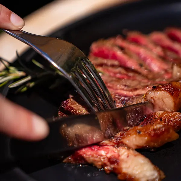 在餐桌上切开的牛肉 tagliata – L'Angolo di Cavour，维罗纳