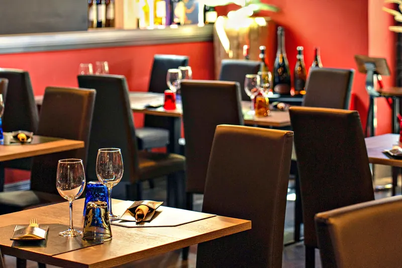 红色墙面、餐桌已摆好的 Bistrot 厅 – L'Angolo di Cavour，维罗纳