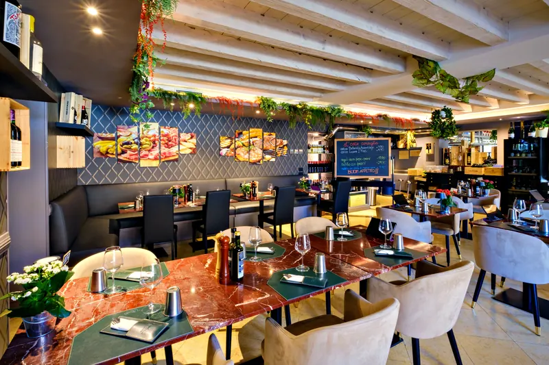 Luxury 厅的红色大理石餐桌和天鹅绒扶手椅 – L'Angolo di Cavour，维罗纳