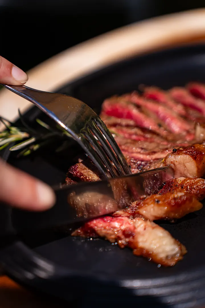 在餐桌上用刀叉切开的牛肉 tagliata – L'Angolo di Cavour，维罗纳
