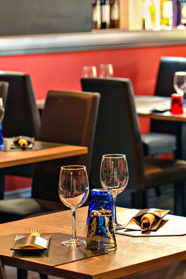 红墙 Bistrot 厅里摆好酒杯的餐桌 – L'Angolo di Cavour，维罗纳